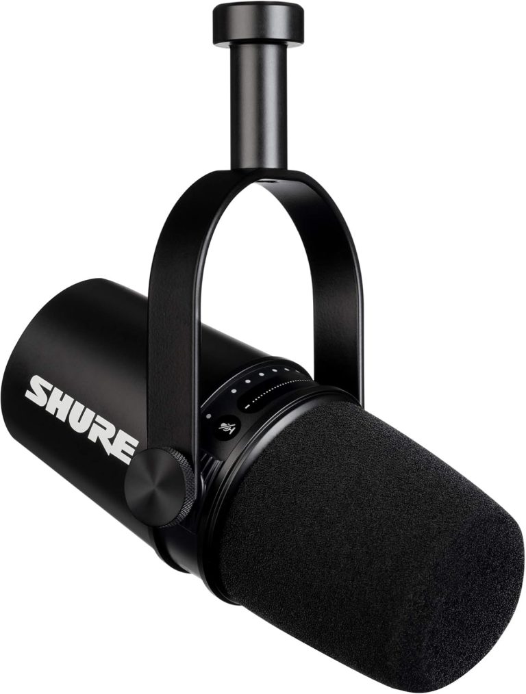 Microfone dinâmico Shure MV7 preto fosco para podcast com espuma protetora e controle de volume.