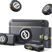 Kit microfone de lapela wireless Hollyland Lark M2 com dois microfones, transmissores, receptores e base de carregamento preta.
