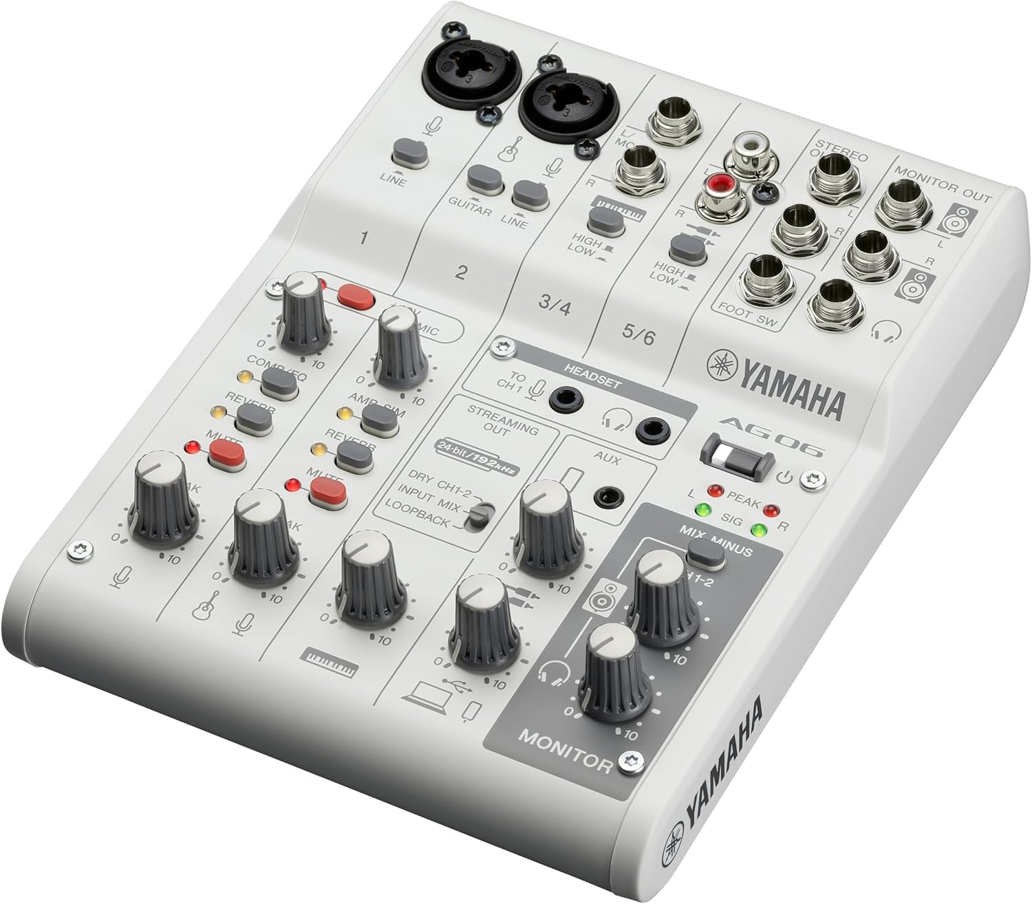 Mesa de som Yamaha AG06MK2 branca vista em ângulo, com entradas XLR/TRS, controles rotativos para ganho, compressão e reverb, conexões de saída e monitor.