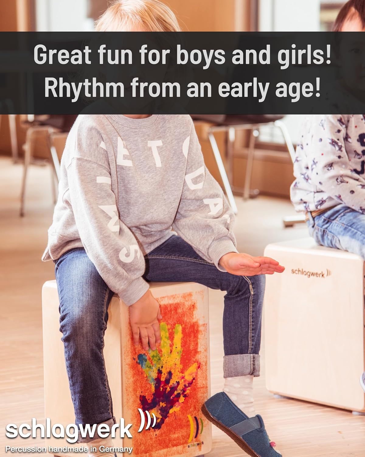 Criança tocando cajon Schlagwerk CP402 com design colorido, promovendo diversão e ritmo para crianças