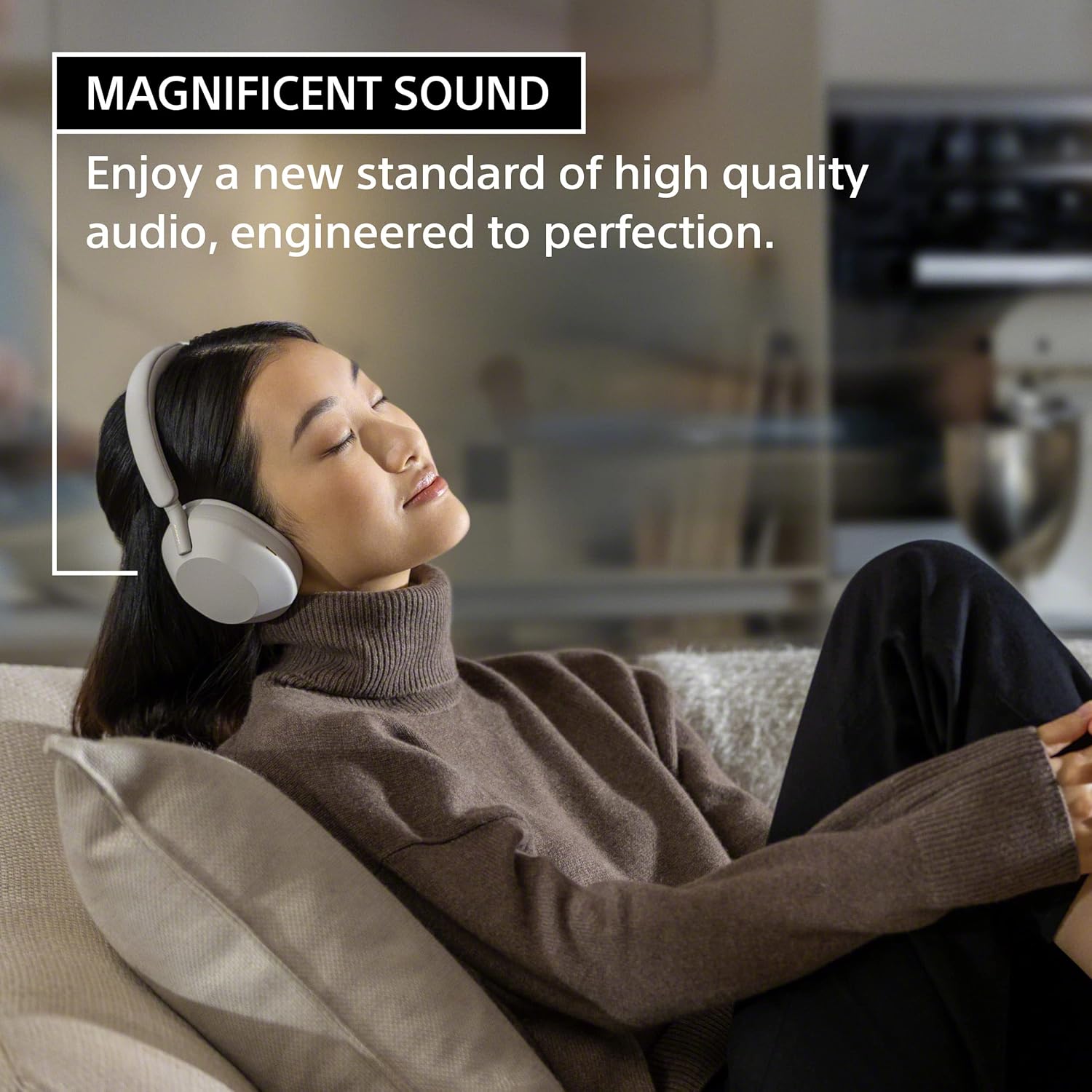 Mulher relaxando com fones Sony WH-1000XM5, som de alta qualidade e conforto para uso prolongado.