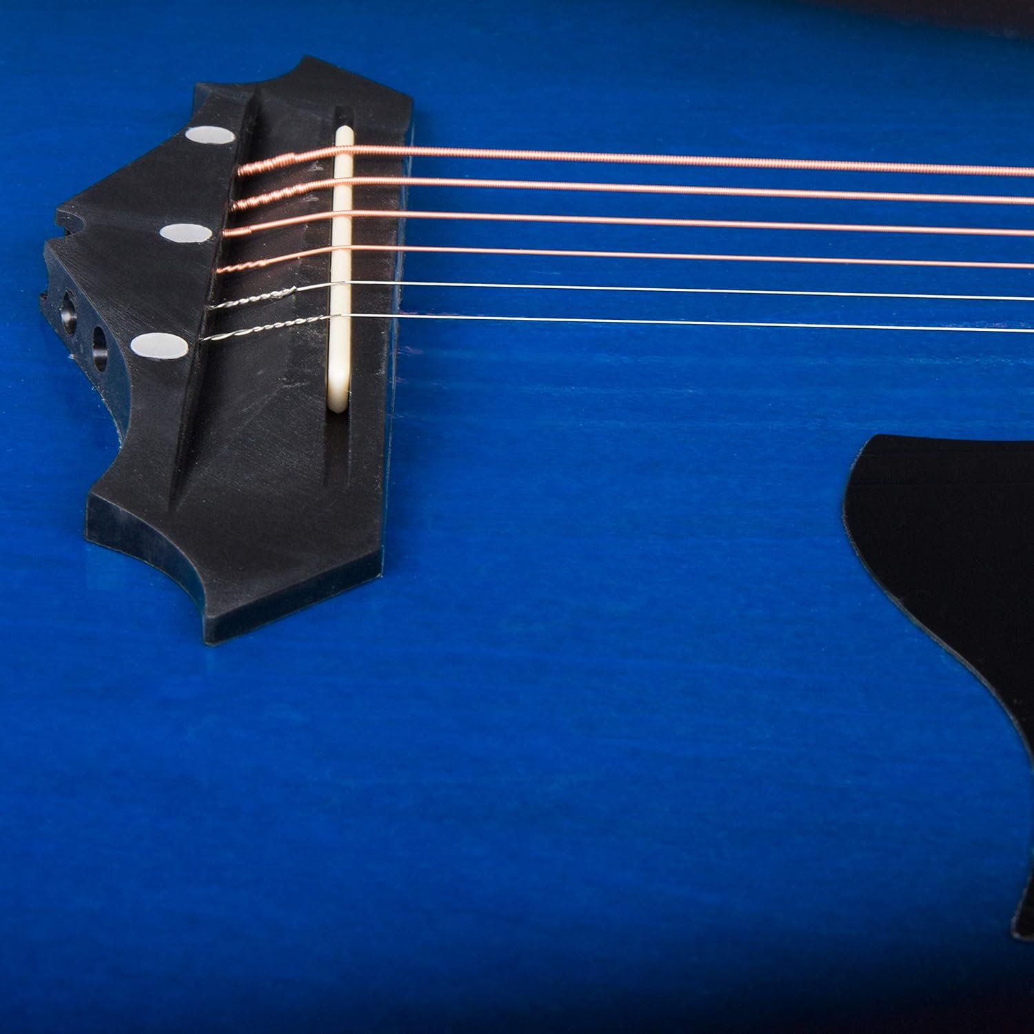 Close-up na ponte e cordas do violão Joymusic JG-38C Blueburst brilhante com corte.