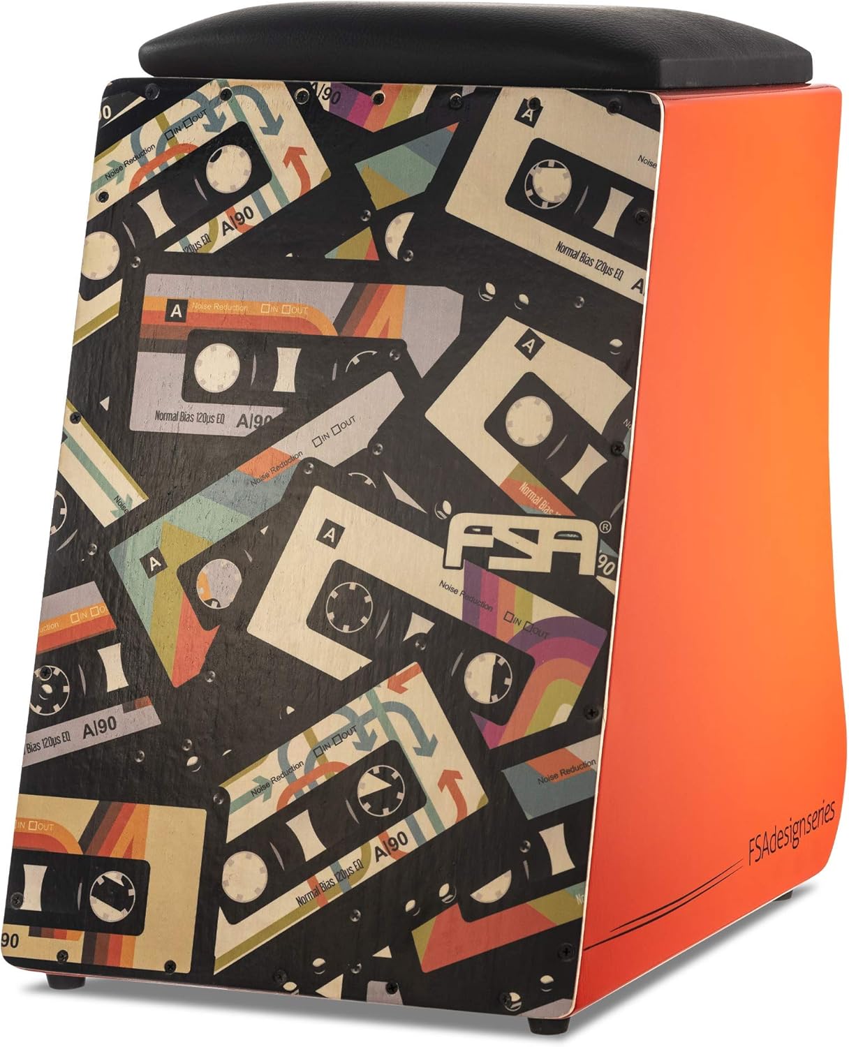 Cajon FSA Design FC6651 New K7 com arte de fitas cassete coloridas, corpo laranja e assento preto acolchoado