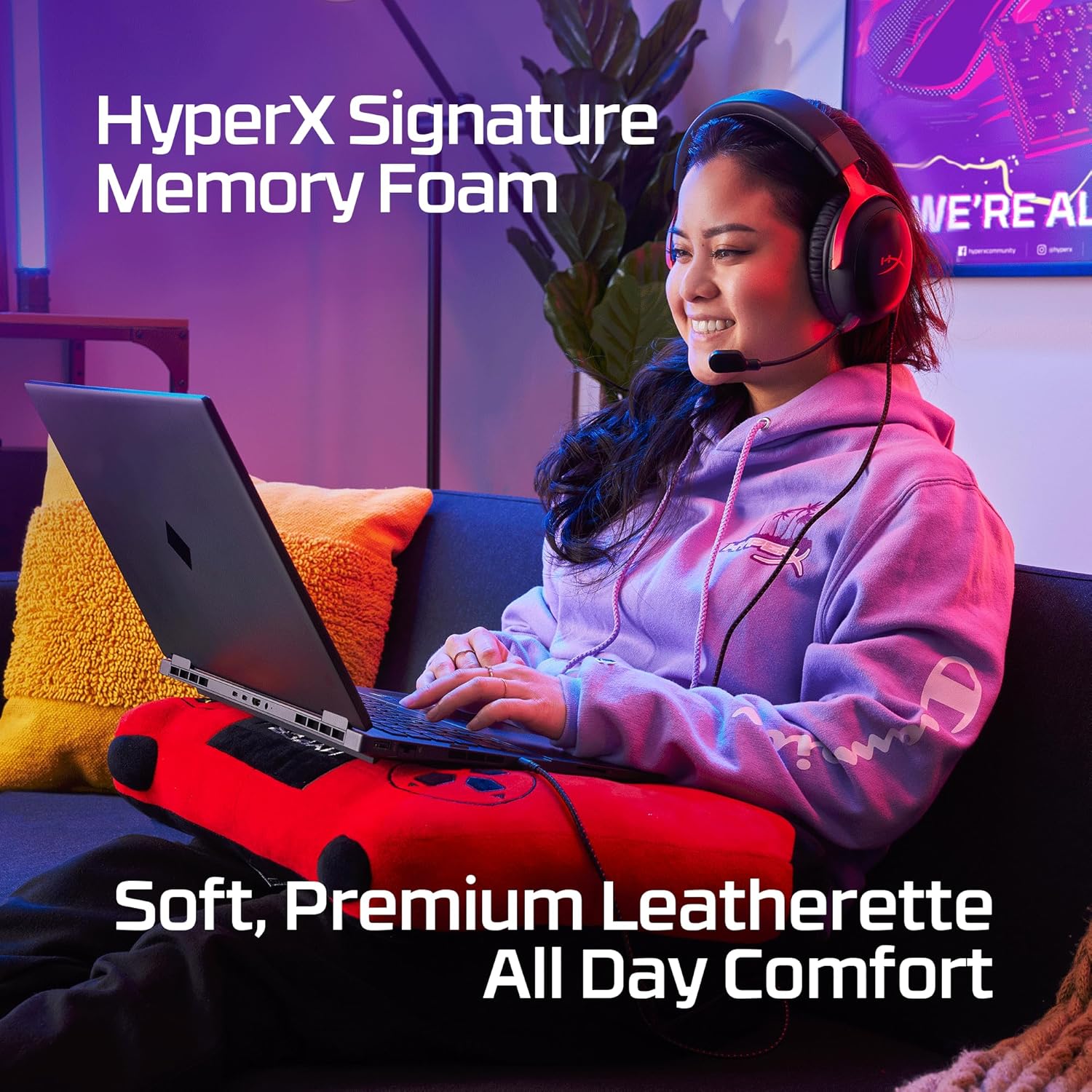Pessoa usando headset HyperX Cloud III com espuma de memória e couro sintético premium para conforto