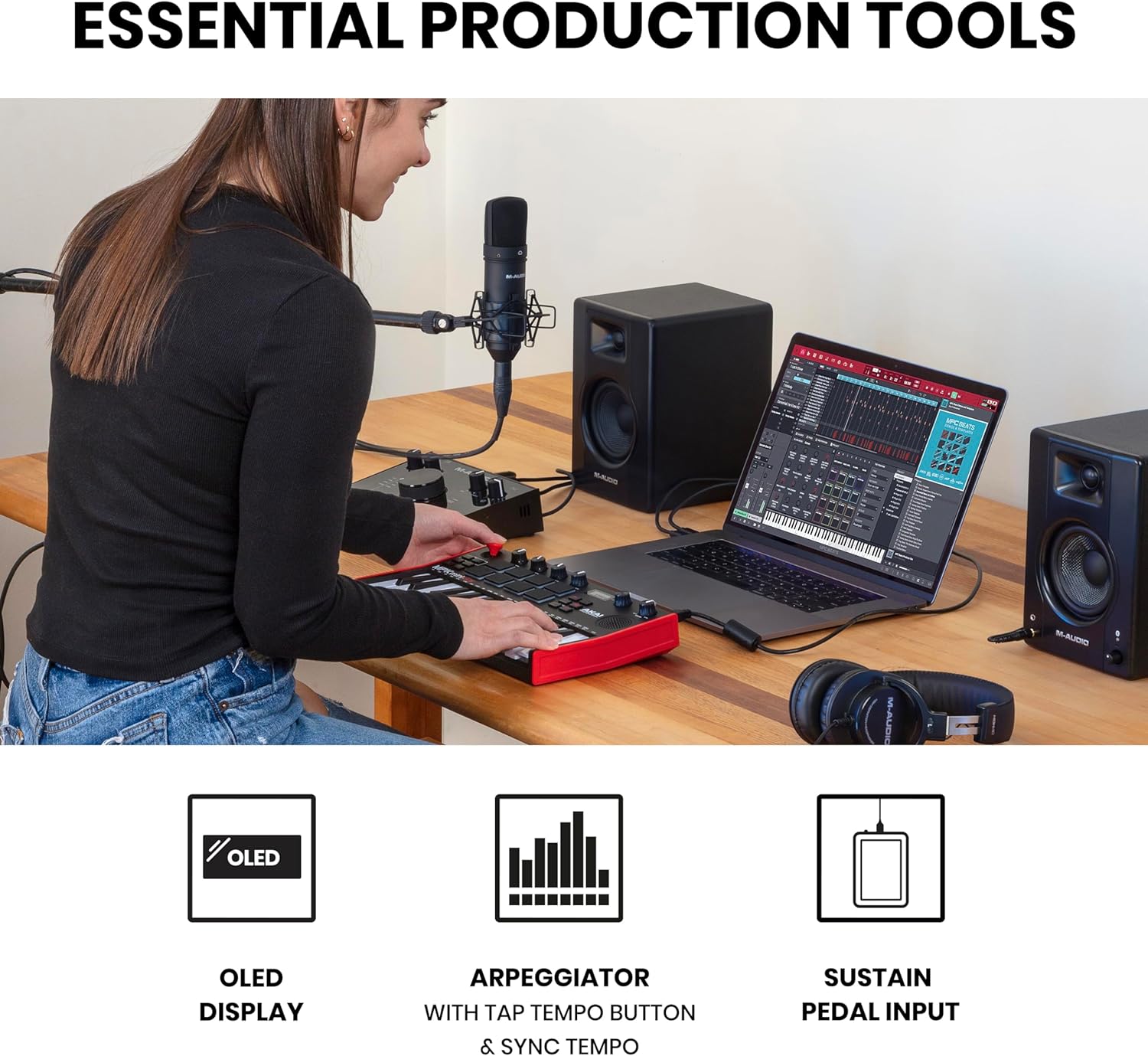 Mulher produzindo música usando Akai MPK Mini Play MK3 com laptop, microfone e caixas de som, destacando recursos essenciais.