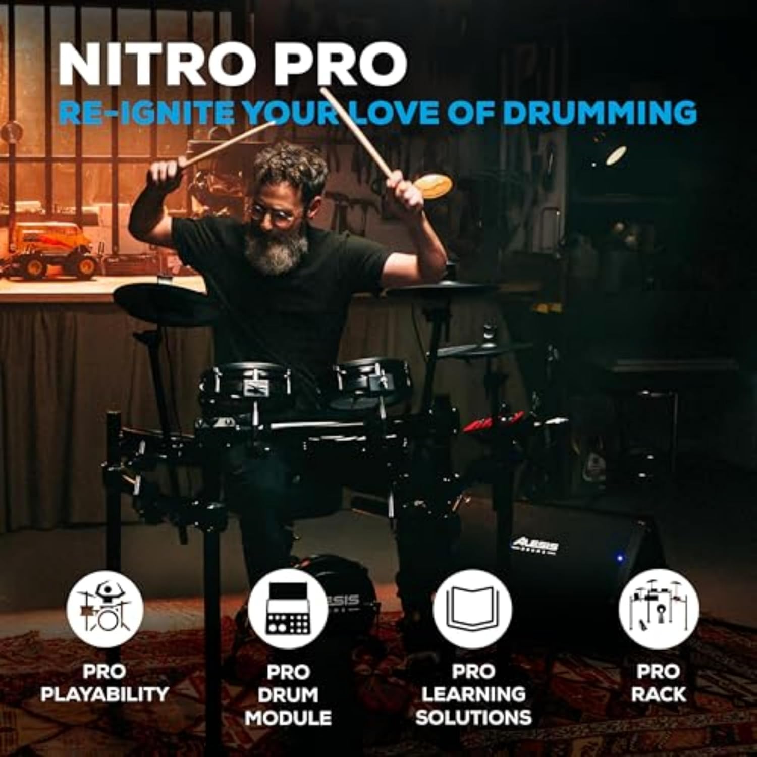 Homem tocando bateria eletrônica Alesis Nitro Pro com texto promocional em ambiente aconchegante.