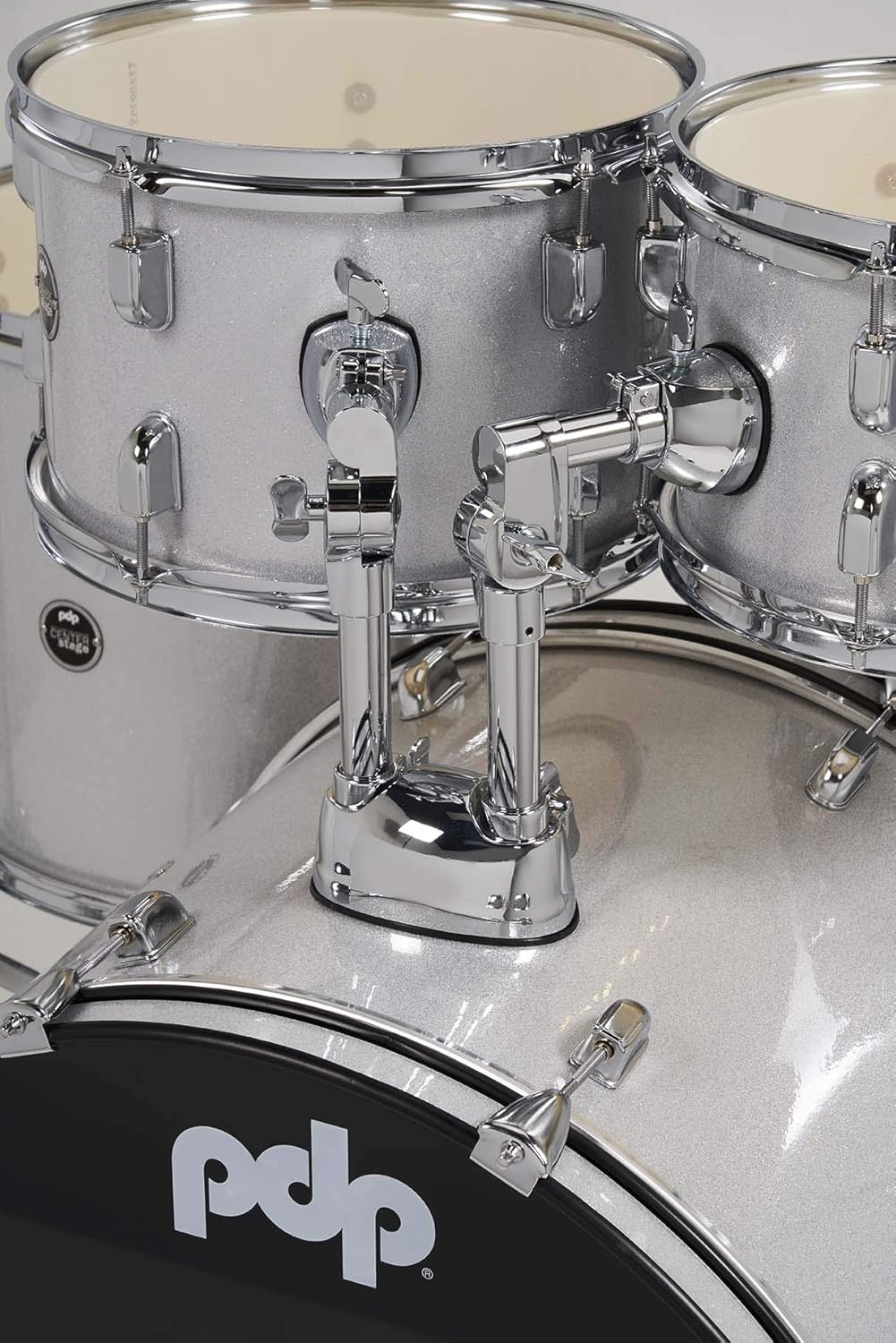 Detalhe da Bateria Acústica Pacific Drums Center Stage com acabamento diamante branco
