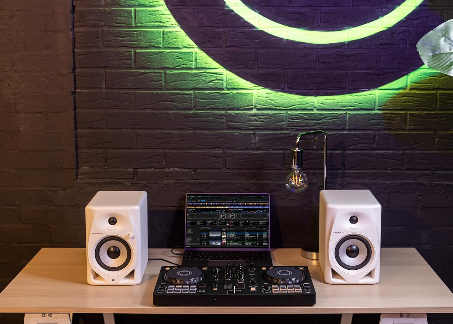 Controlador DJ Pioneer DDJ-FLX4 em estúdio com monitores de áudio e notebook
