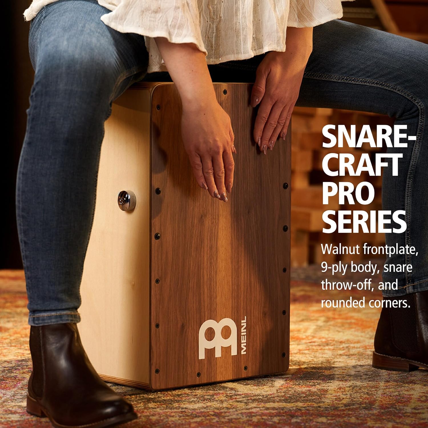 Pessoa tocando cajon Meinl Snarecraft Professional com frente em nogueira e corpo em camadas.
