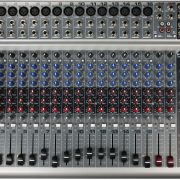 Mesa de som Peavey PV20 de 20 canais com USB para estúdio e ao vivo, com controles de ganho, equalização, efeitos e faders deslizantes