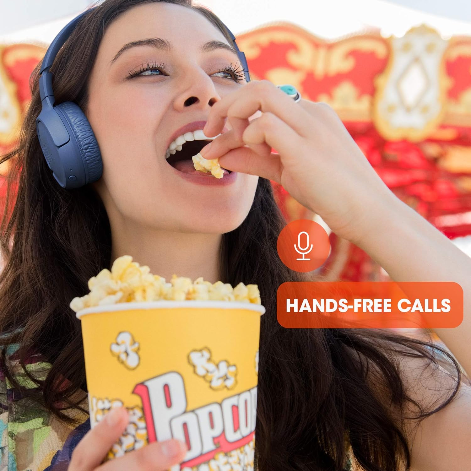 Mulher usando fone JBL Tune 510BT azul com função chamadas mãos-livres.