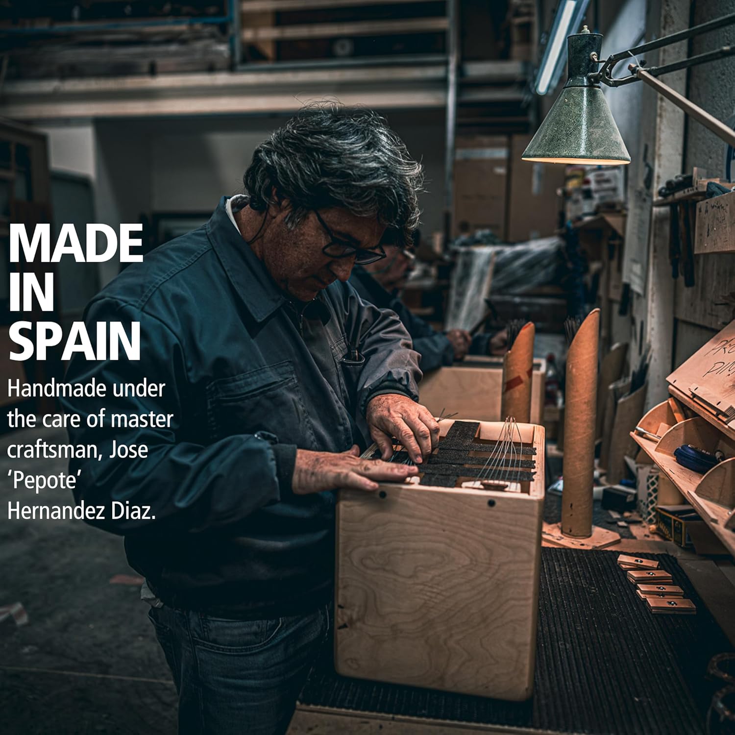 Artesão confeccionando cajon Meinl Artisan String artesanalmente na Espanha