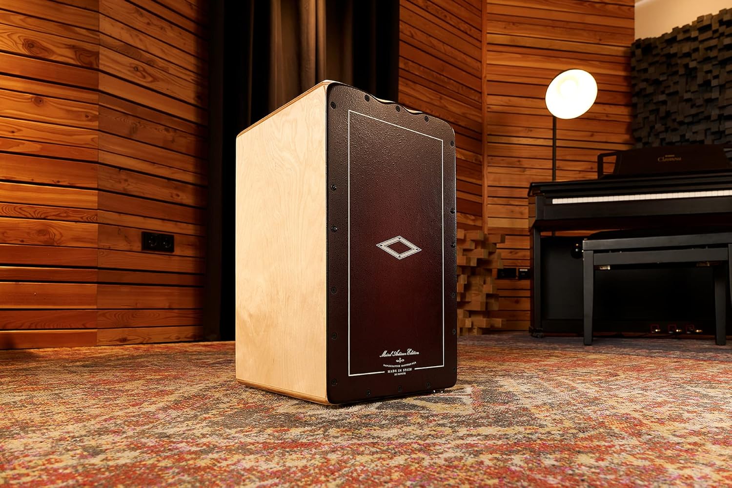 Meinl Soleá Cajon artesanal em estúdio com piano e paredes de madeira