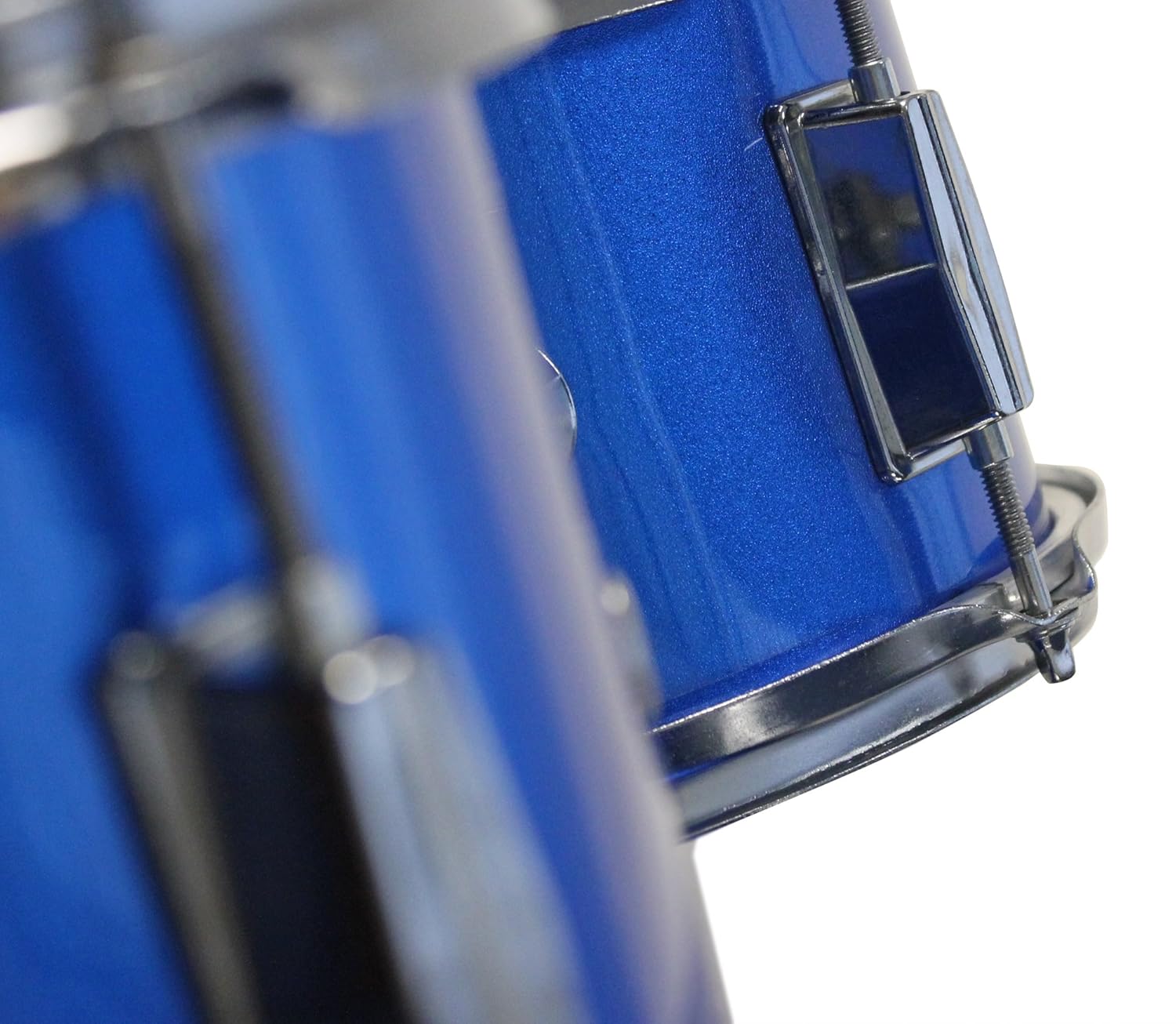 Detalhe das ferragens cromadas e acabamento azul metálico da bateria infantil Music Alley