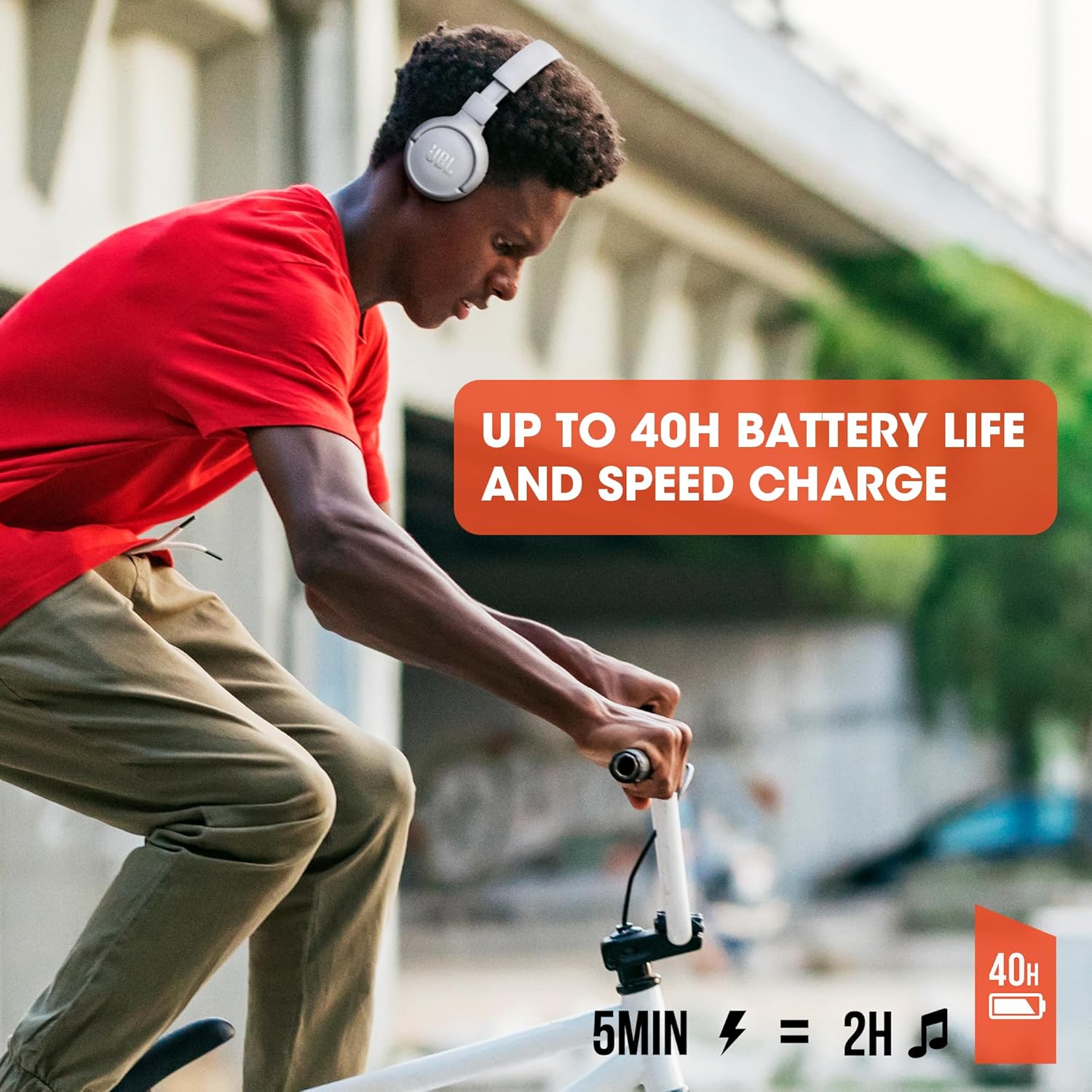 Homem usando fone Bluetooth JBL Tune 510BT branco com bateria de até 40 horas e carregamento rápido.