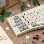 Teclado ergonômico TIMSEKER 143 teclas PBT perfil cereja cinza e bege personalizado com teclas coloridas.