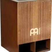 Cajon Meinl Jumbo Bass Subwoofer com superfície de nogueira e acabamento marrom.