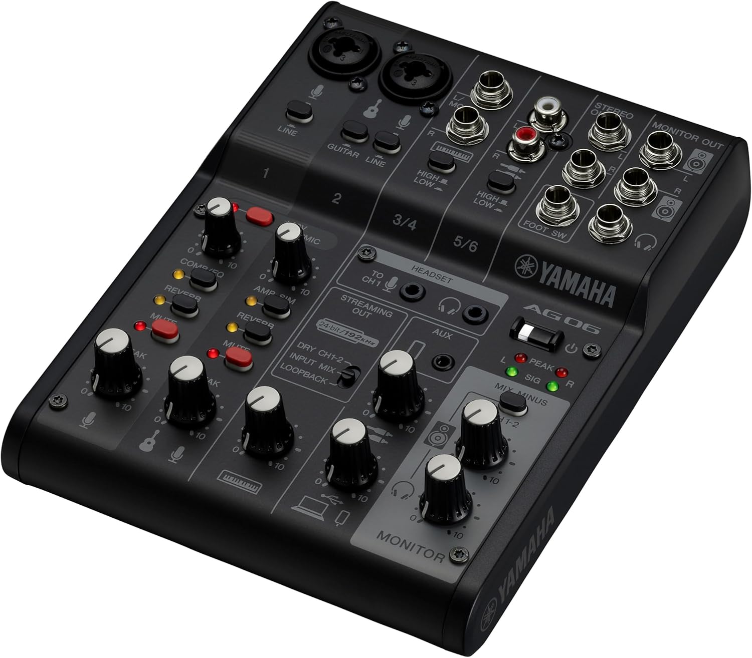Mesa de som Yamaha AG06MK2 preta vista em ângulo, com controle e entradas detalhadas, para uso em streaming e áudio profissional.