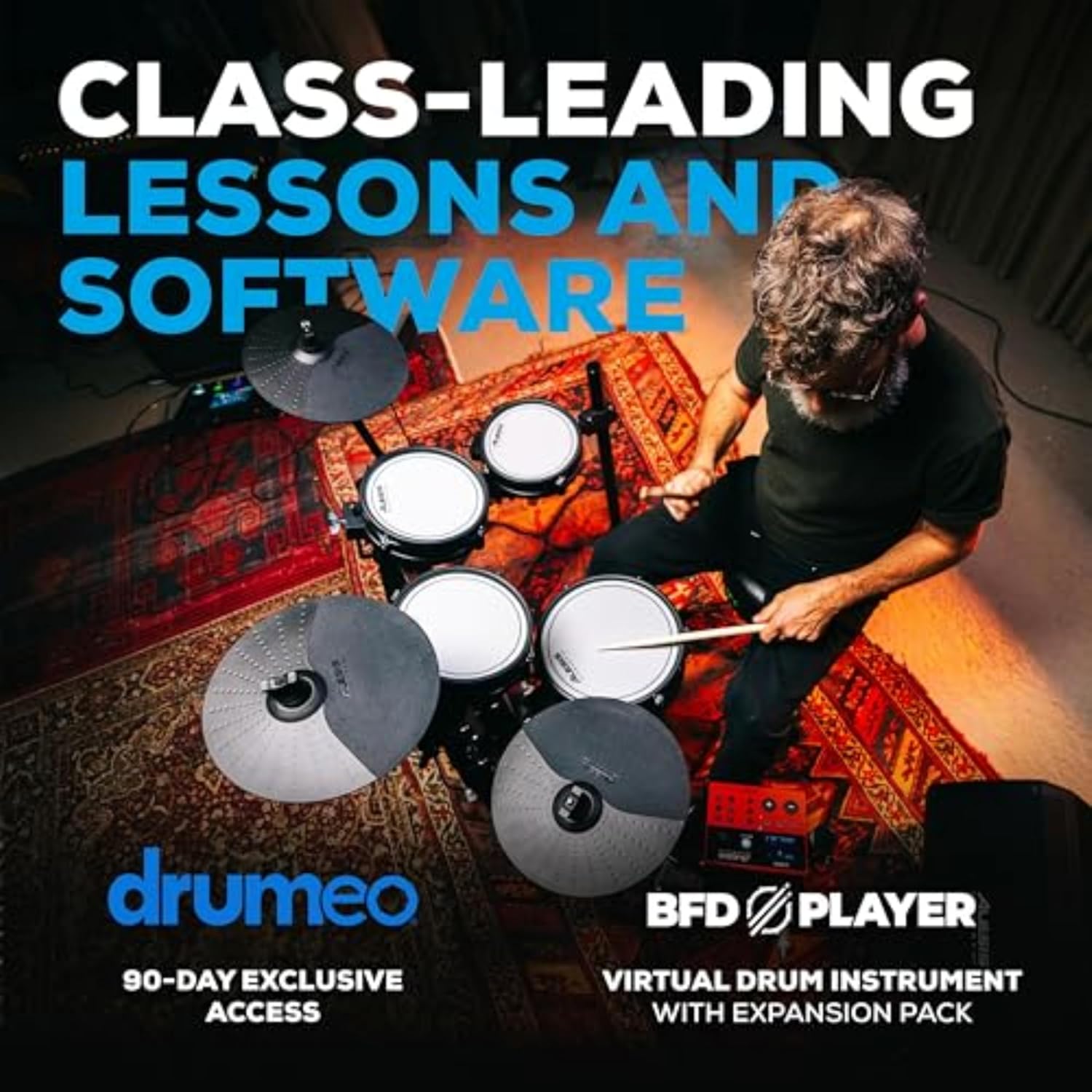Homem tocando bateria eletrônica Alesis Nitro Pro com acesso a aulas exclusivas e software BFD Player.