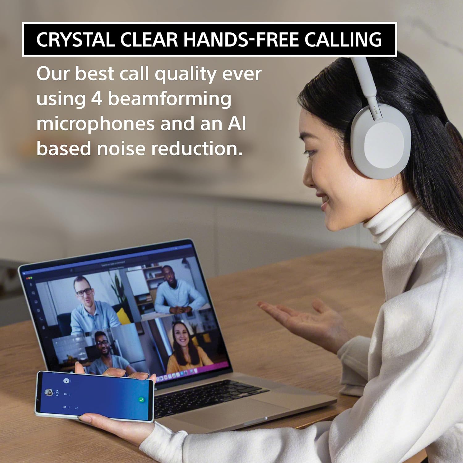 Mulher usando fones Sony WH-1000XM5 com microfones beamforming e IA para chamadas claras sem mãos.