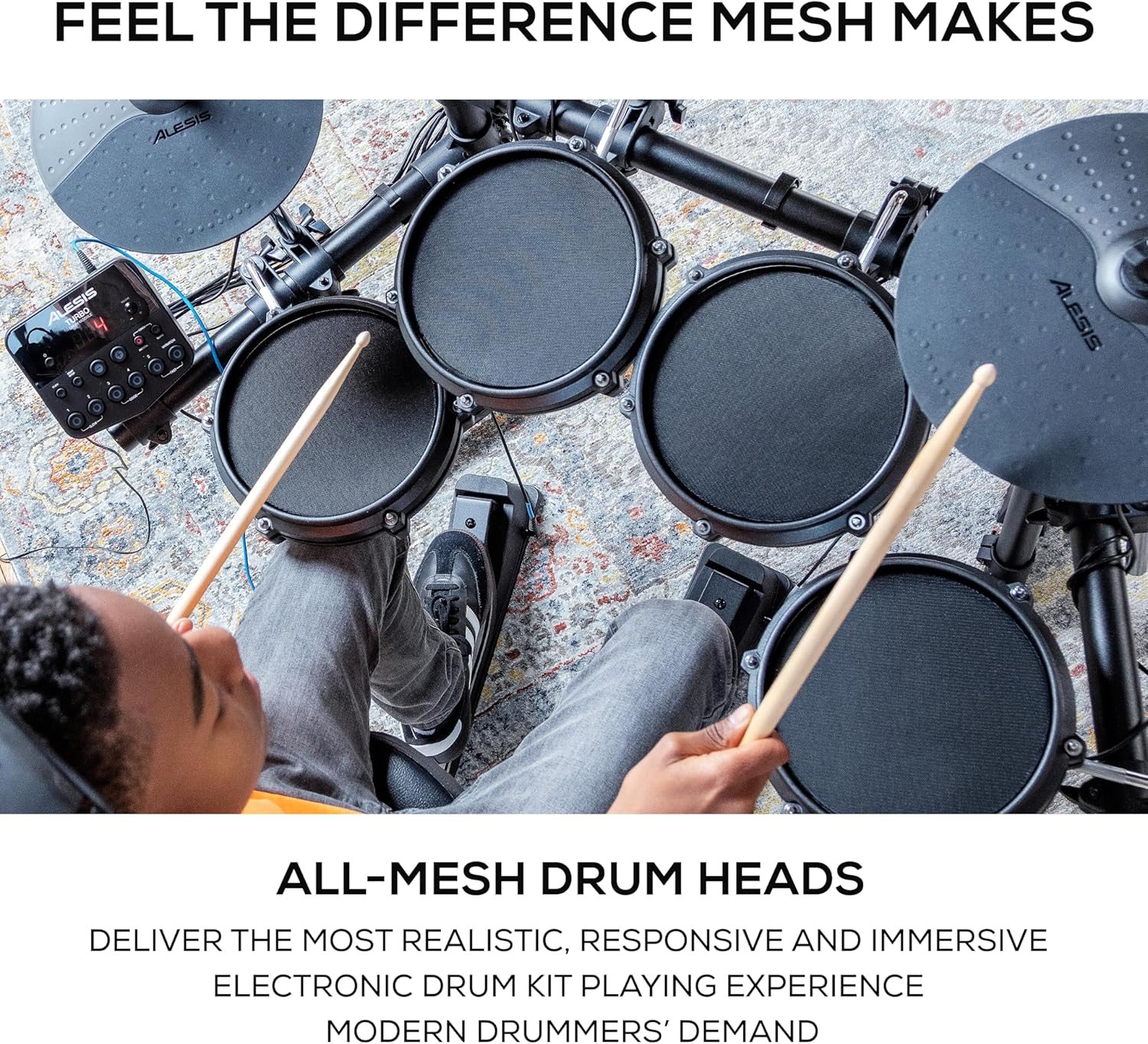 Bateria eletrônica Alesis Turbo com peles de malha e módulo de som digital em uso com baquetas
