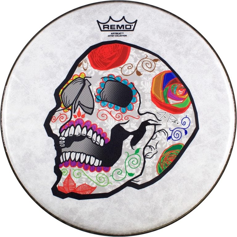 Pele para bateria Remo Candy Skull ArtBEAT com estampa de caveira colorida estilo mexicano, fundo branco texturizado e borda metálica