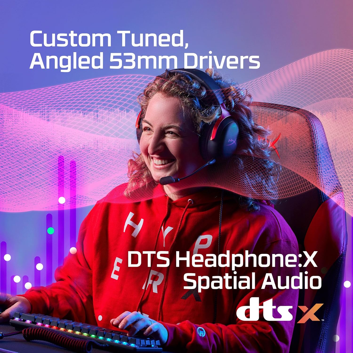 Jogadora usando headset HyperX Cloud III com drivers angulados de 53mm e áudio espacial DTS Headphone:X