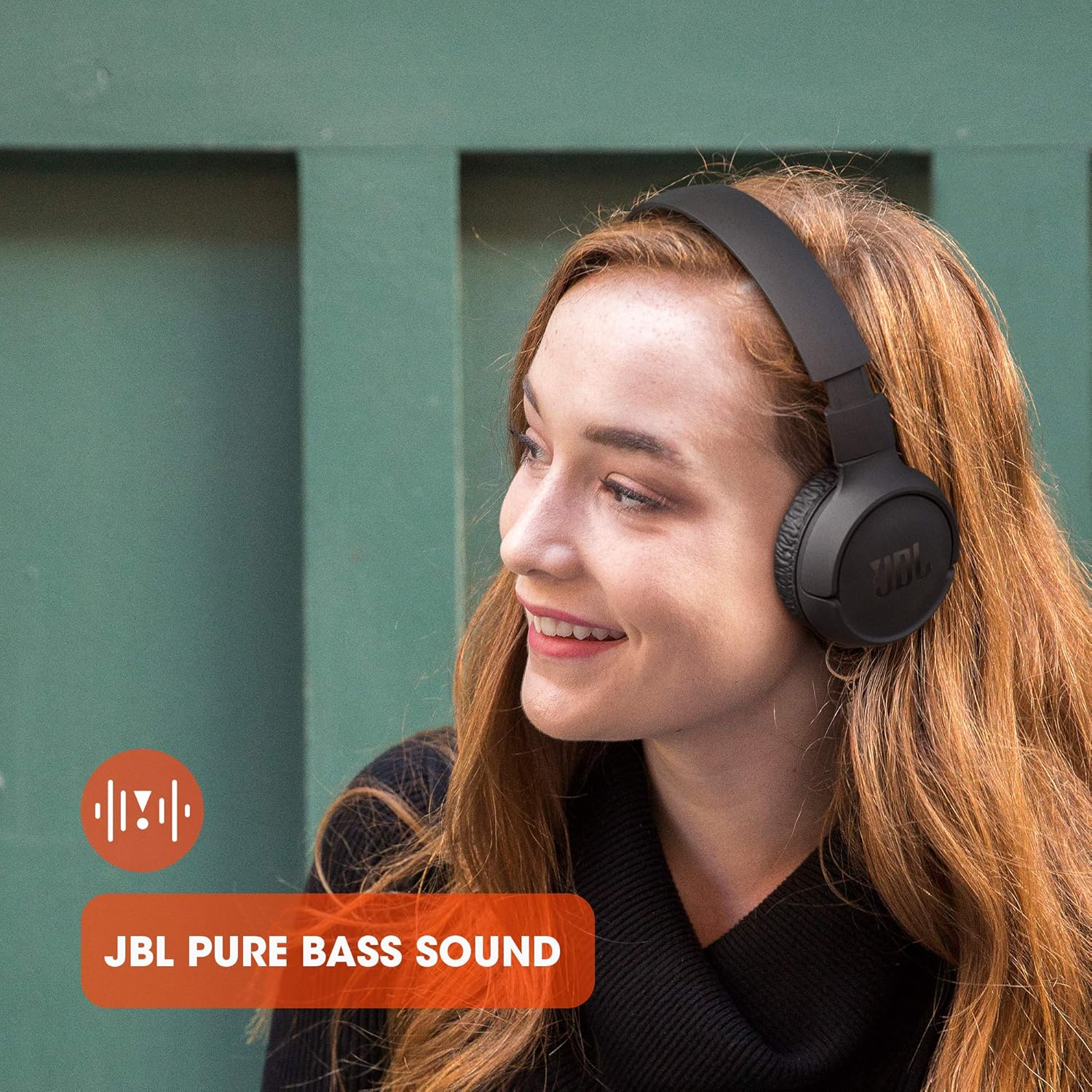 Mulher usando fones de ouvido JBL Tune 510BT pretos, com destaque para som JBL Pure Bass.