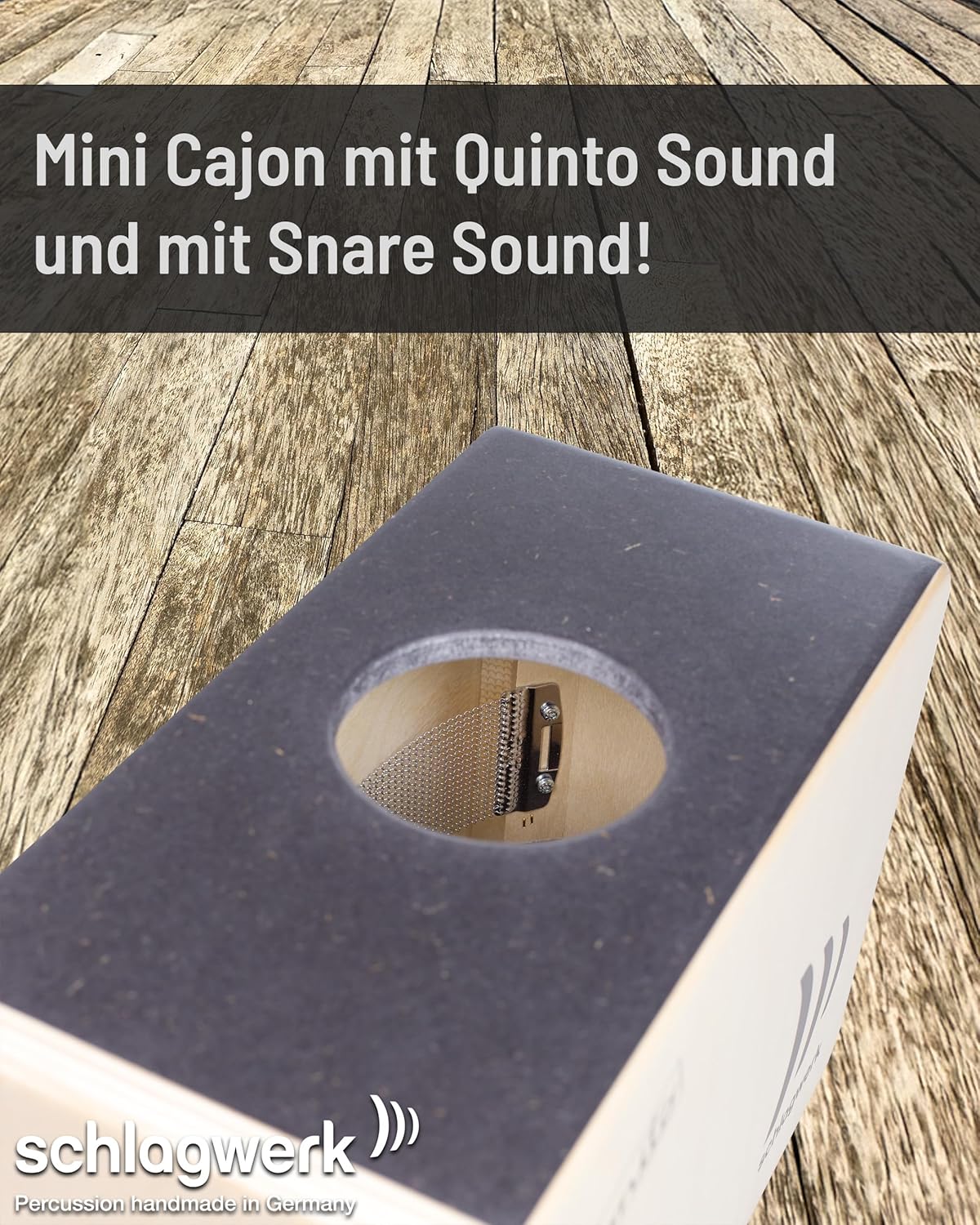 Cajon compacto Schlagwerk DC300 Cajonito com tampa preta mostrando mecanismo interno de snare para som