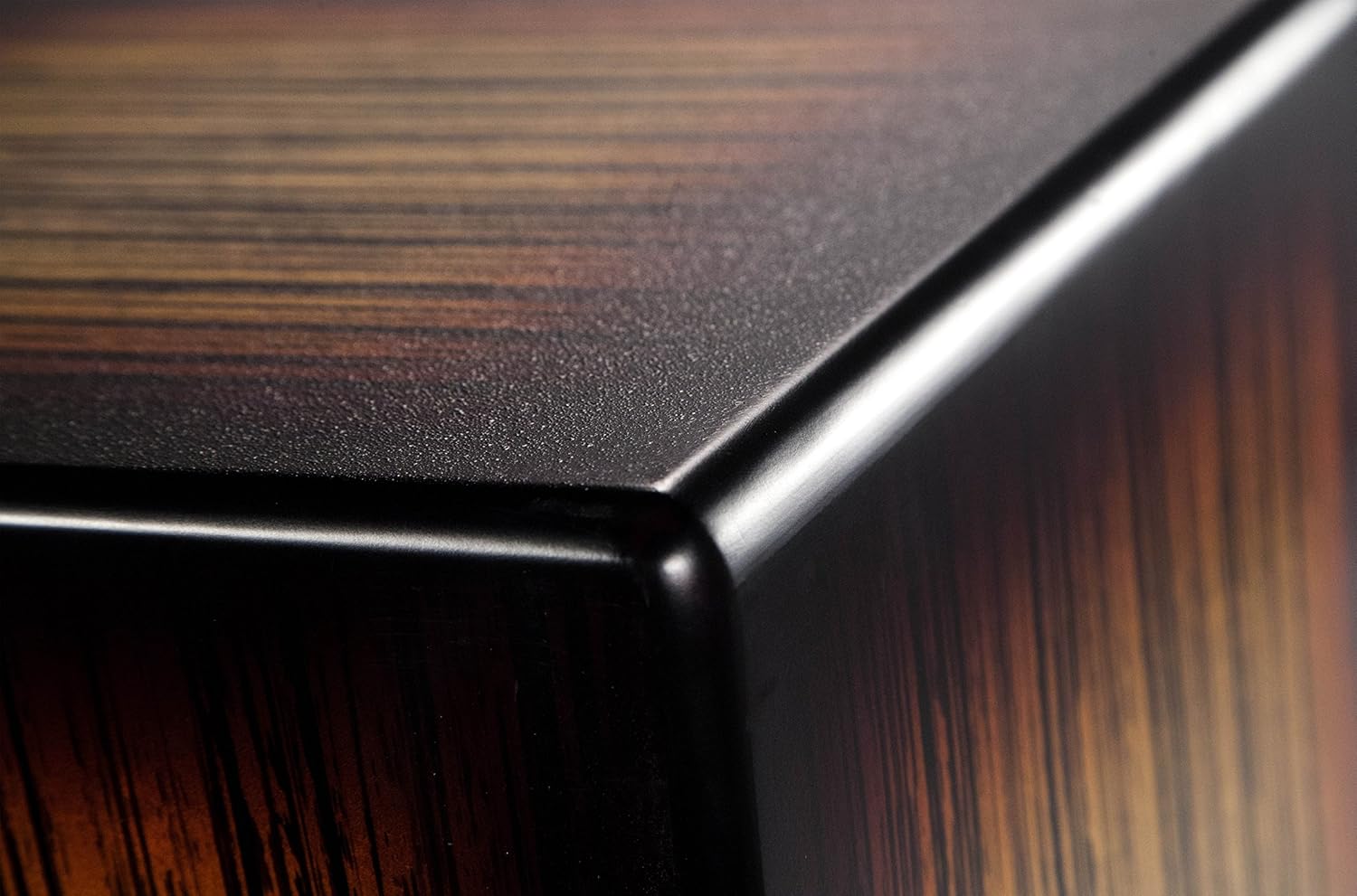 Close na borda lateral e tampo do cajon Latin Percussion LPA1332-SBS acabamento Sunburst Streak.