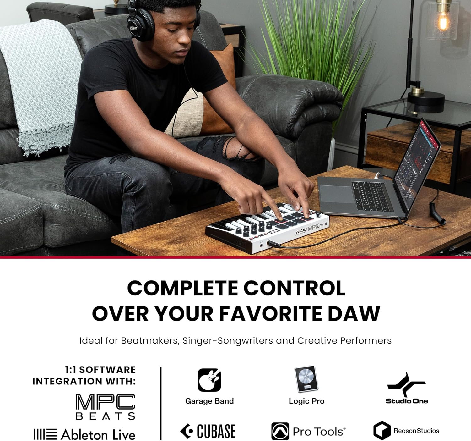 Usuário tocando teclado MIDI Akai MPK Mini MK3 branco conectado a laptop para produção musical