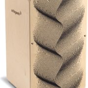 Cajon Schlagwerk CP120 X-One Series com design de ilusão ótica, em madeira clara com padrão preto na frente