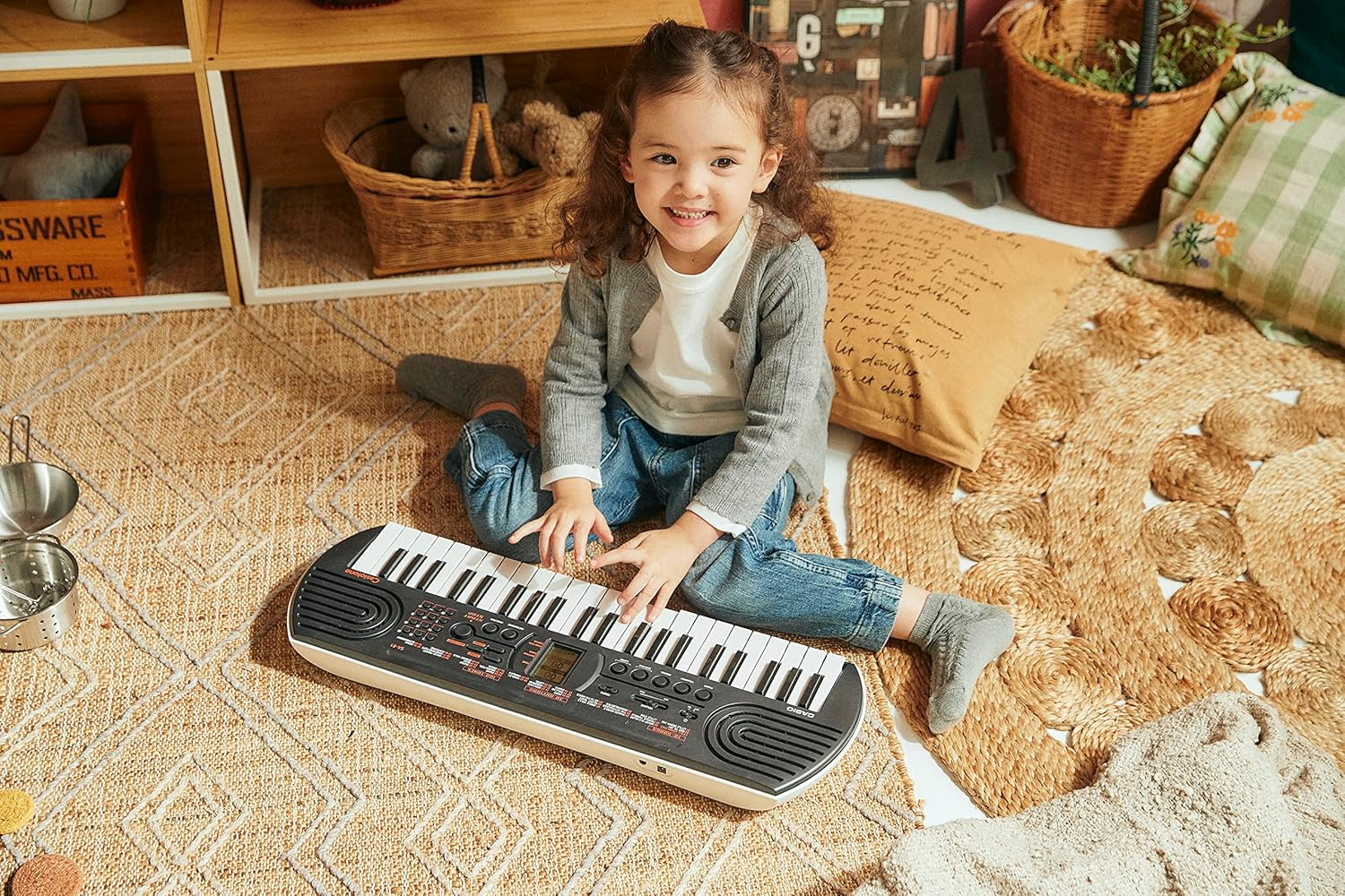 Criança tocando teclado portátil Casio Casiotone SA-81 de 44 mini teclas em ambiente acolhedor