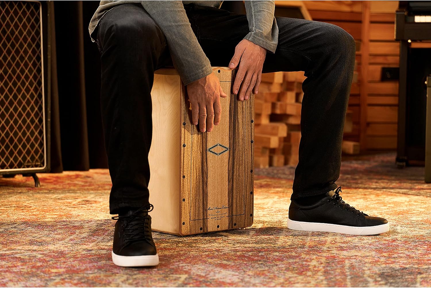 Músico tocando cajon Meinl Artisan String com placa frontal de limba e corpo de bétula báltica