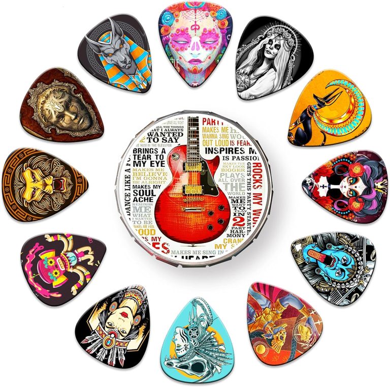 Conjunto de 12 palhetas triangulares coloridas para guitarra com desenhos artísticos e estojo redondo decorado com guitarra e texto.