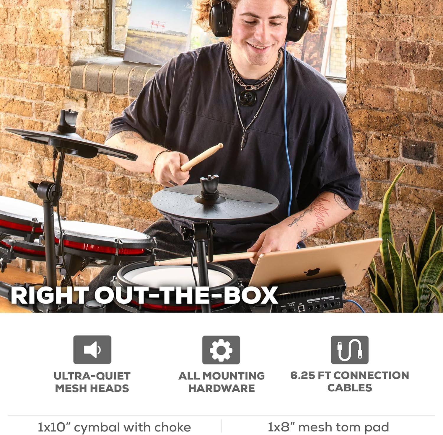 Músico tocando bateria eletrônica Alesis com tom de malha e prato choke, recursos do produto destacados.