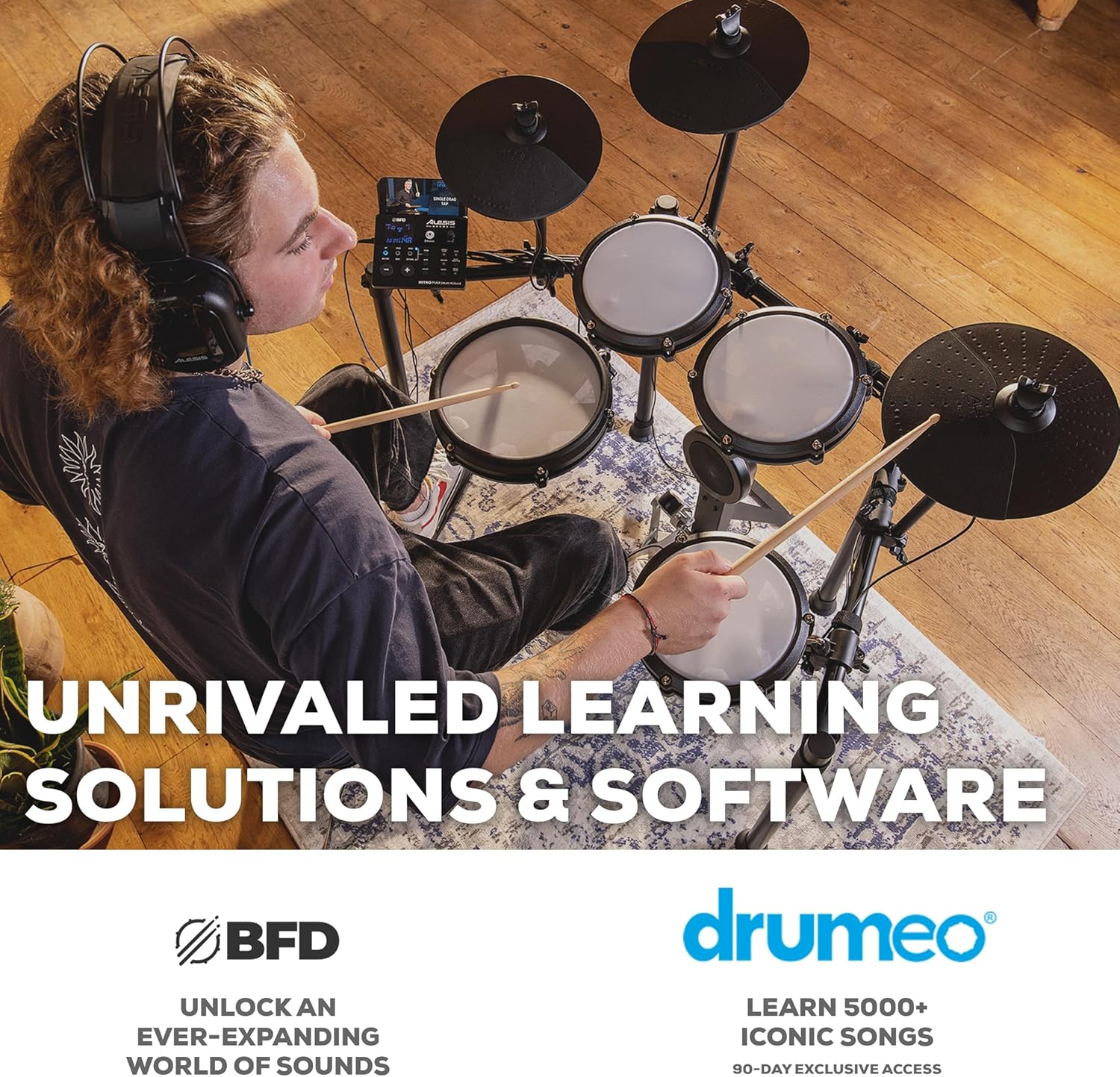 Jovem usando bateria eletrônica Alesis Nitro Max com solução de aprendizado Drumeo.