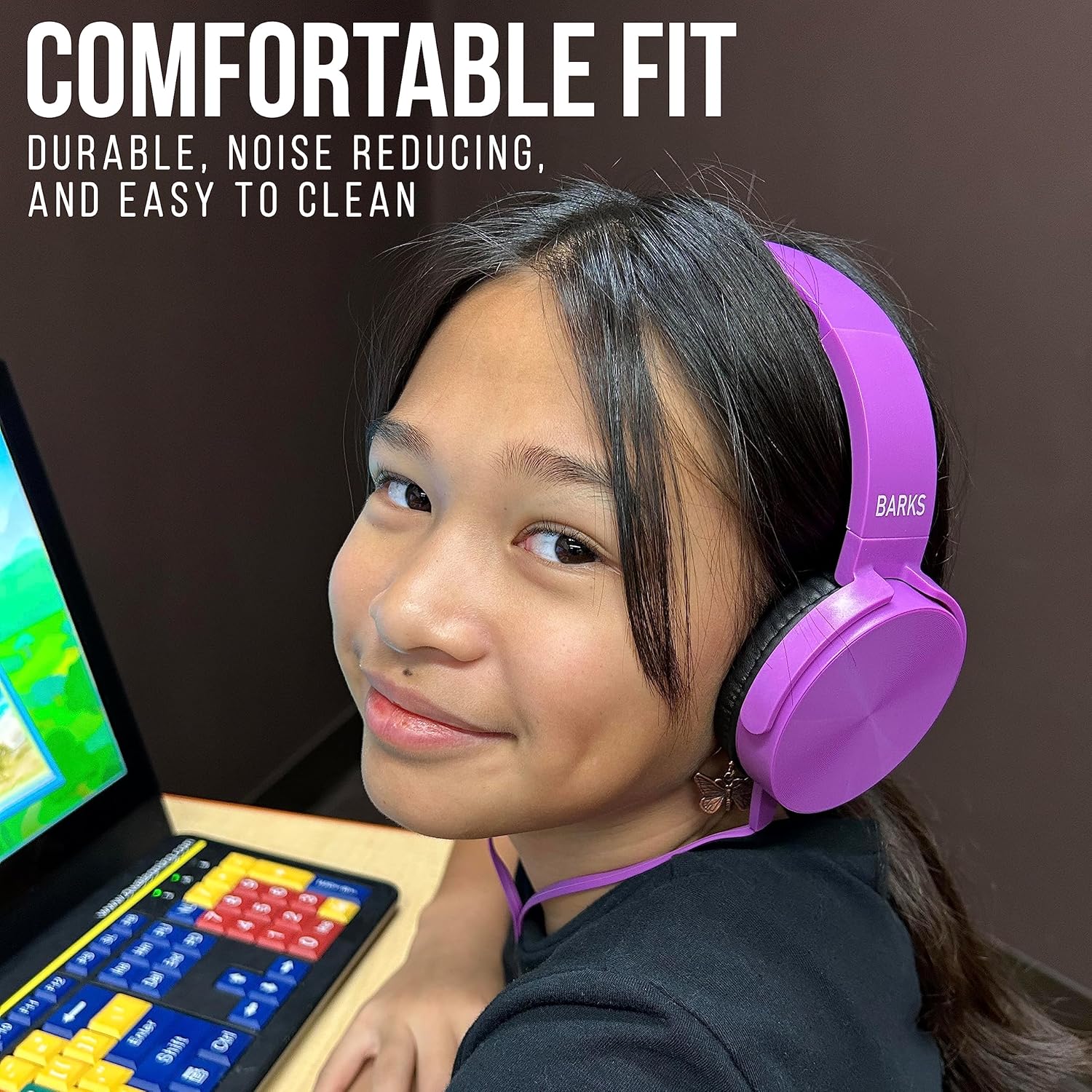 Menina usando fones de ouvido Barks roxo confortáveis, duráveis e com redução de ruído, ideais para estudantes.