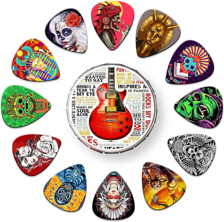 Conjunto colorido de palhetas para guitarra com designs artísticos e porta-palhetas redondo com estampa de guitarra vermelha.