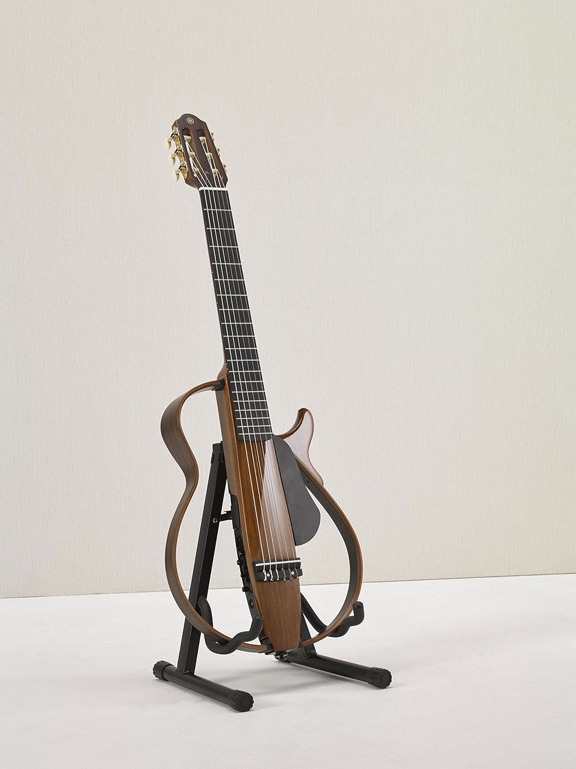 Violão elétrico Yamaha SLG200NW nylon natural em suporte preto com corpo semiaberto