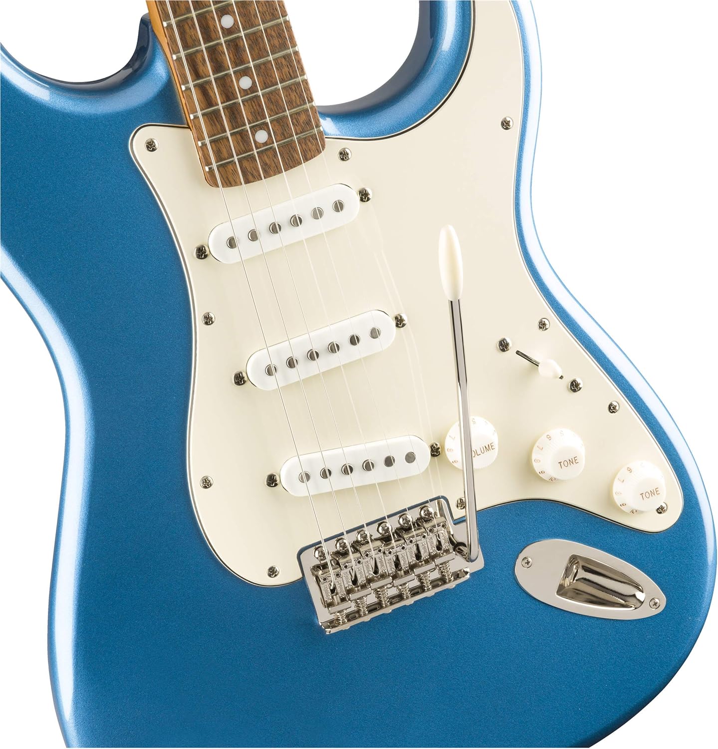 Detalhe dos captadores, controles e ponte da guitarra Squier Classic Vibe '60s Stratocaster azul metálico.