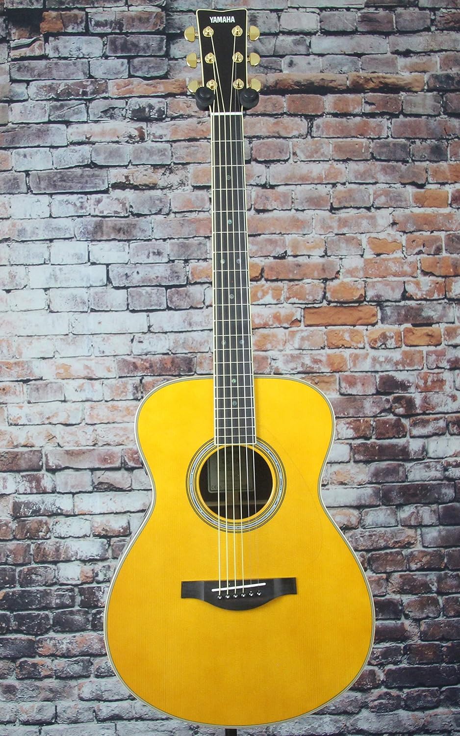 Guitarra Yamaha série L transacústica vintage tint concerto jumbo com acabamento amarelo e tarraxas douradas