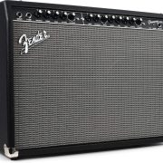 Amplificador Fender Champion 100 preto com controles variados e logo Fender branco, amplificador combo versátil para guitarra.