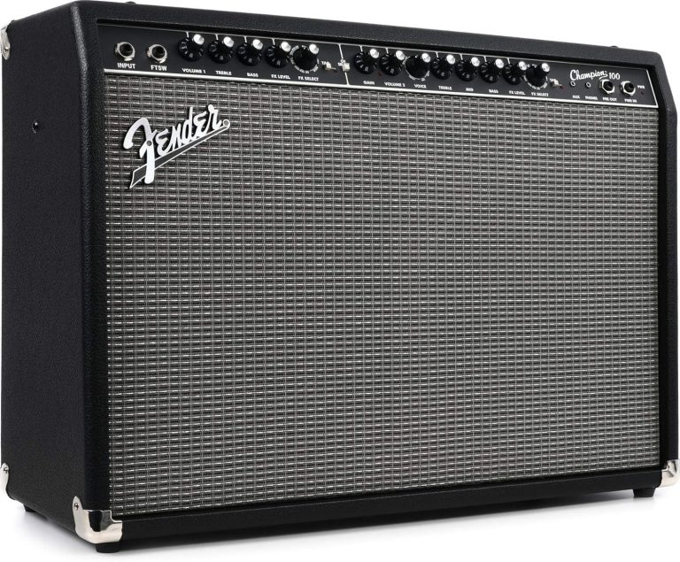 Amplificador Fender Champion 100 preto com controles variados e logo Fender branco, amplificador combo versátil para guitarra.