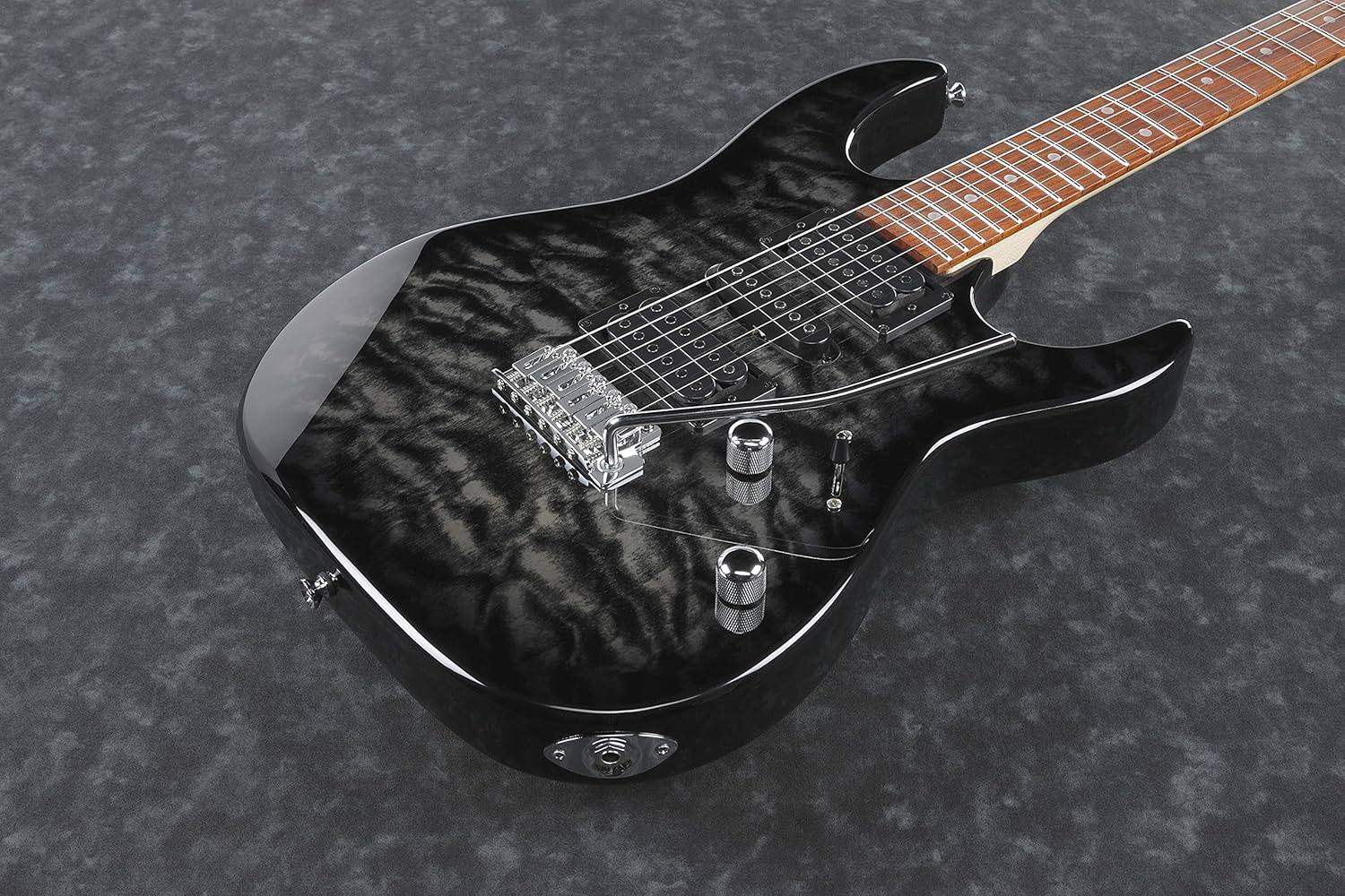Ibanez GRX70QA TKS guitarra elétrica preta com corpo Quilted Maple vista lateral sobre fundo cinza