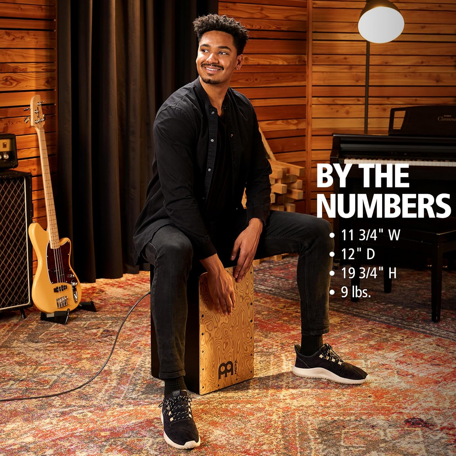 Homem tocando cajon Meinl PWCP100MB mostrando dimensões e peso do instrumento
