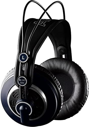 Fone de ouvido AKG K240 na lateral esquerda, almofadas pretas e estrutura preta e azul.