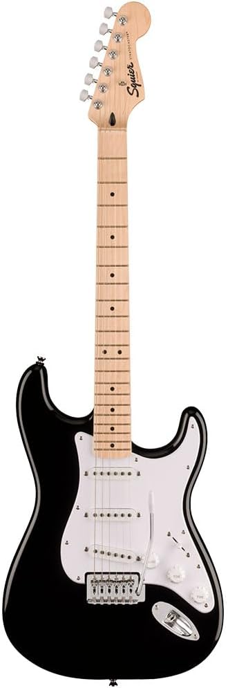 Imagem frontal completa da guitarra Squier Fender Sonic Stratocaster preta com braço e cabeça de bordo