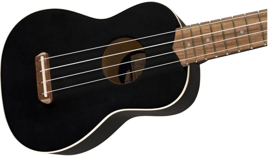 Corpo preto do ukulele soprano Venice com bordas brancas e cordas claras.