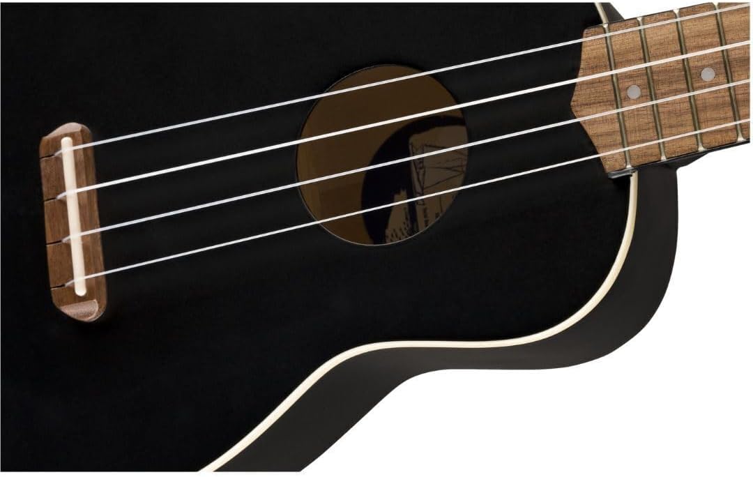 Detalhe do corpo e cordas do ukulele Venice soprano preto com bordas brancas.